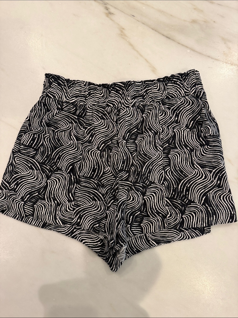 a new day Black and White Wave-Pattern High Waist Shorts size medium